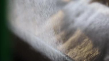 Sintepon üretim, sintepon üretim süreci. Sentetik kış sökücü. Yakın plan. Sentetik Kışlayıcı için taşıyıcı üretim hattı