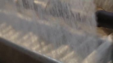 Dokumasız kumaşlar, dokunmamış malzeme üretimi modern bir fabrikada yakın plan.