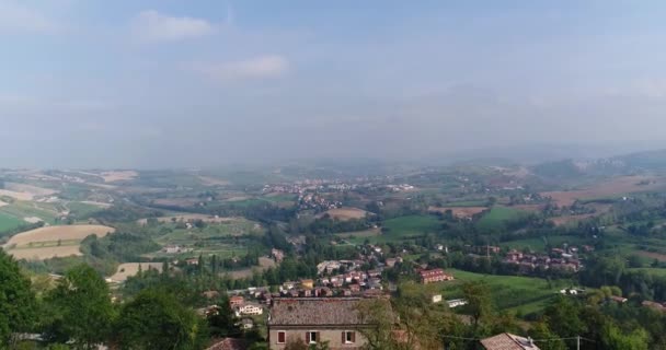 Hotel sulla cima di una montagna in Francia, un piccolo villaggio sullo sfondo. Coltivare uva in Francia. Bella cornice di borgo francese dall'aria — Video Stock