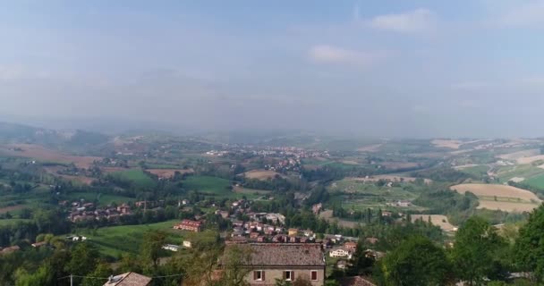 Schönes italienisches Tal, italienisches Dorf mit einer Drohne. Italien, ein Haus auf einem Berg, ein Weinberg auf einem Berg. — Stockvideo