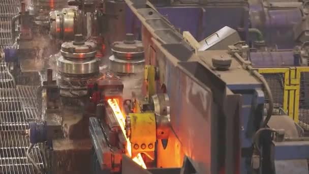 パイプ生産、工場での赤熱いパイプ。鋼管工場 — ストック動画
