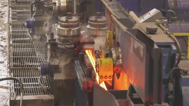 Produktionslinie für nahtlose Stahlrohre. Heiße Metallrohre. Schwerindustrie. — Stockvideo