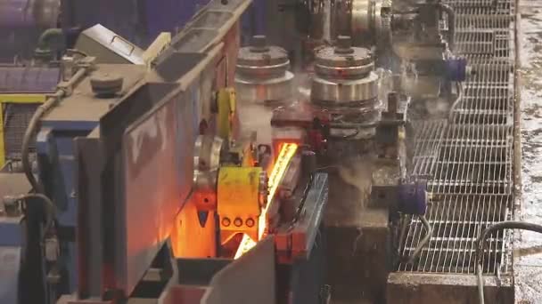 Prozess zur Herstellung nahtloser Stahlrohre. Rohrproduktion, rote Rohre in der Fabrik. Rohrmühle — Stockvideo