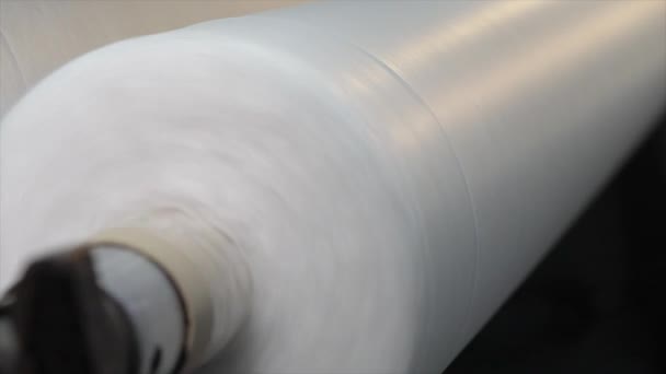 Rolos de tecido não tecido estão sendo empurrados para o tubo. Produção de tecido não-tecido — Vídeo de Stock