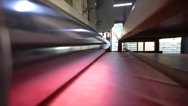 Förderband für die Produktion von Polyester. Automatisierte Produktionslinie für Vliesstoffe — Stockvideo