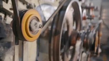 Fabrikada yedek parça rotasyonu. Modern fabrika, çalışan elementler. Sentetik kışı geçirmek için bir makine