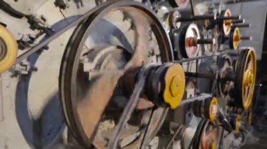 Üretimdeki elementlerin rotasyonu, fabrikadaki iş akışı. Polyester Fabrikası
