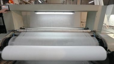 Dokumasız kumaşlar, dokumasız malzeme üretimi modern bir fabrikada