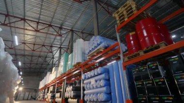 Fabrika deposu, büyük modern depo. Güzel, parlak bir depo Spanbond stokta