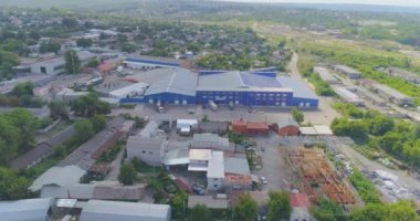 Büyük sanayi binası, mavi fabrikanın dışı. Endüstriyel mavi bina