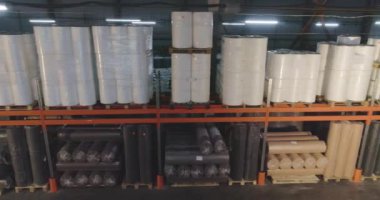 Sentetik kışın geçirdiği deponun panoramik görüntüsü, Spanbond, dokumasız malzemeler.