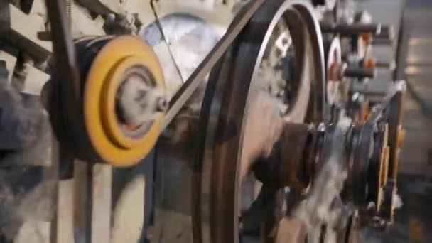 Máquina para la producción de invernaderos sintéticos. Rotación de piezas en una fábrica. Fábrica moderna, elementos de trabajo — Vídeos de Stock