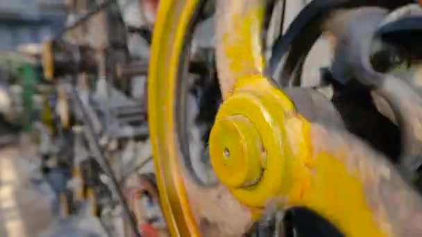 Fechar a roldana. Rotação de elementos na produção, fluxo de trabalho na fábrica. Fábrica de poliéster — Vídeo de Stock