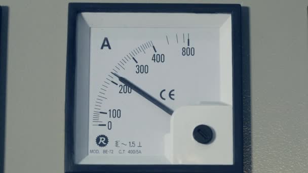 산업용 전압 측정기. 공장에서 전압계를 사용하는 패널 — 비디오