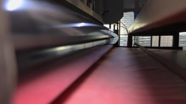 Linha transportadora moderna para a produção de winterizer sintético. Processo de fabricação de tecido não tecido close-up — Vídeo de Stock
