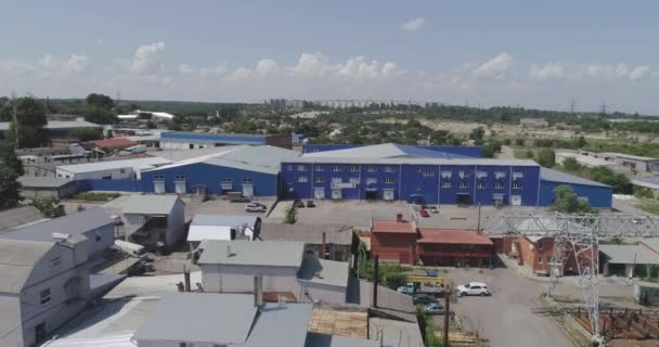 Une usine ou un bâtiment commercial moderne, l'extérieur d'une usine ou d'une usine moderne, façade du bâtiment et parking — Video