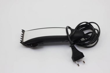 Portre resim hairclipper, beyaz arka plan üzerinde bir elektrikli saç kesme makinesi el Kuaför için izole tutan kolu