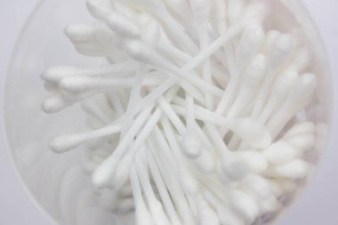 Beyaz temizleme bezi pamuk uçlu. Kulak yakın savunuyor. Yumuşak odak resim.