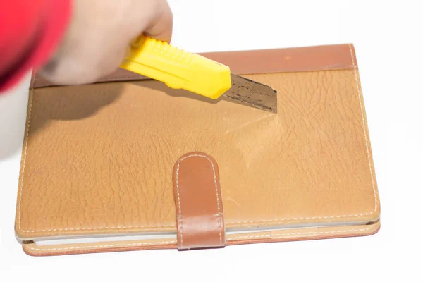 Av bıçağı ve açık bir not defterinde