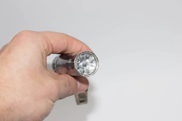 el feneri beyaz üzerinde tutarak