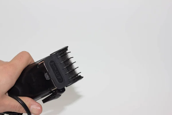 Portre resim hairclipper, beyaz arka plan üzerinde bir elektrikli saç kesme makinesi el Kuaför için izole tutan kolu