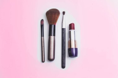 Koyu arka plan üzerinde kozmetik