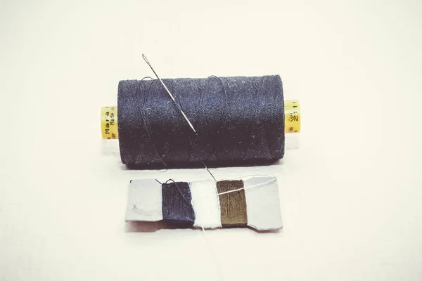 Threads voor het naaien op een wit — Stockfoto