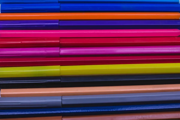 Kırpma yolu ile izole arka plan üzerinde renkli marker kalem ayarlayın. Canlı vurgulayıcı ve tasarımınız için boş yer