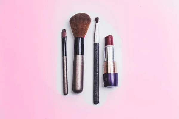 Koyu arka plan üzerinde kozmetik