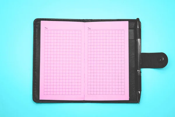 pembe notebook üzerinde beyaz izole