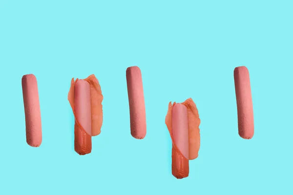 mavi bir arka plan üzerinde sosis