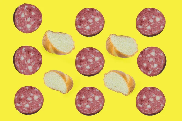 Sarı bir arka plan üzerinde sosisli ekmek