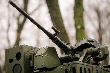 Zırhlı bir araca monte edilmiş uçaksavar tüfeği.