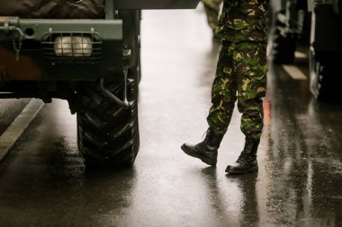 Askerler bir askeri geçit töreninde katılmak 