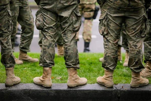 Fegyveres Katonák Vesznek Részt Egy Katonai Felvonuláson — Stock Fotó