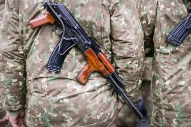 Askerler bir askeri geçit töreninde katılmak 