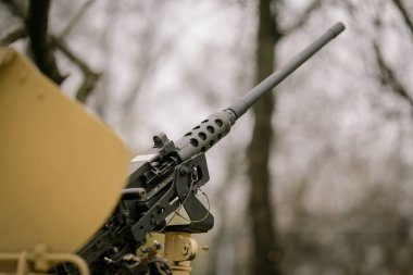 Zırhlı bir araca monte edilmiş uçaksavar tüfeği.