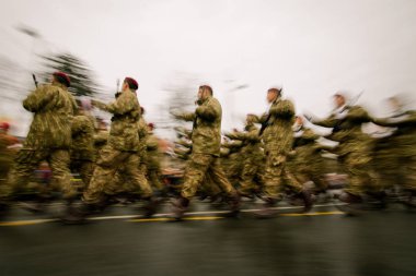 Askerler bir askeri geçit töreninde katılmak 