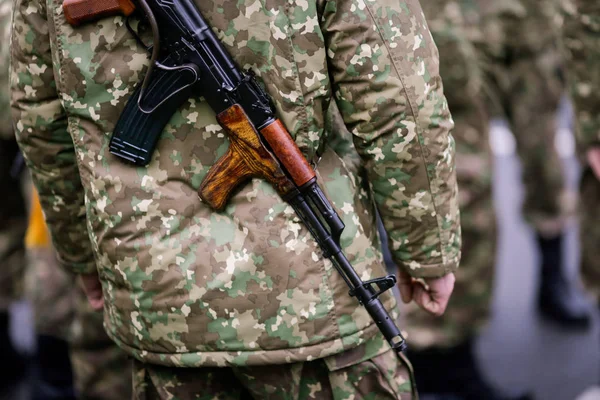 Солдаты принимают участие в военном параде — стоковое фото