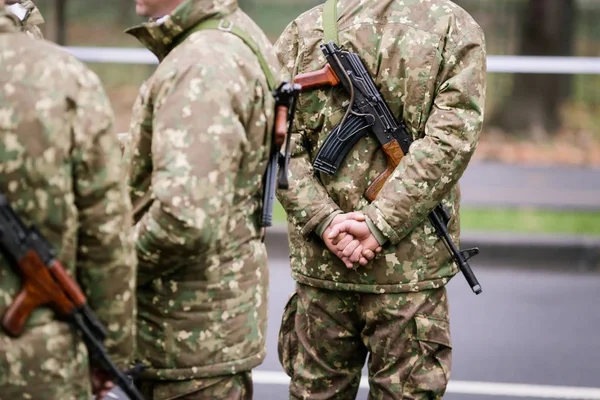 Солдати беруть участь у військовому параді — стокове фото