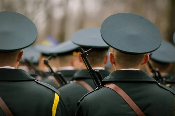 Солдати беруть участь у військовому параді — стокове фото