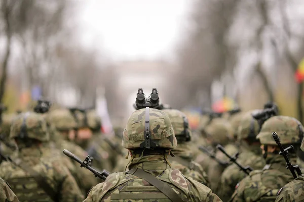 Солдати беруть участь у військовому параді — стокове фото