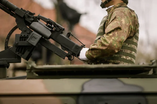 Des soldats participent à un défilé militaire — Photo