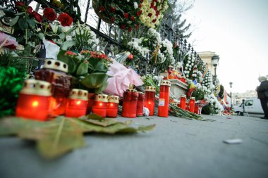 Mumlar ve kaldırımda çiçekler