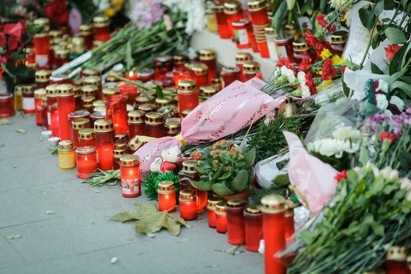 Candles and flowers on the sidewalk — Stock Photo, Image