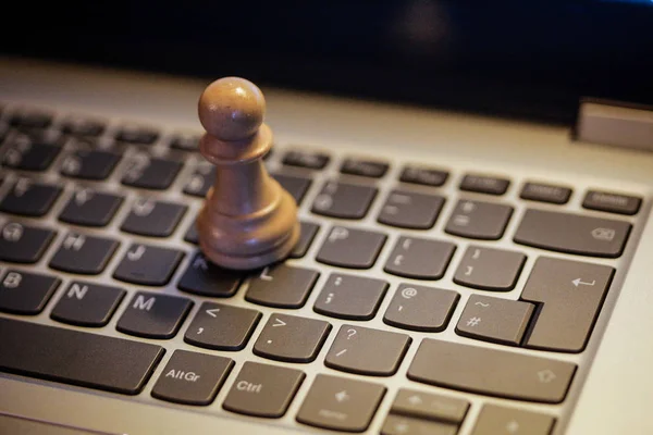 Schaken Pionnen Koningen Laptop Toetsenbord Digitale Strategie — Stockfoto