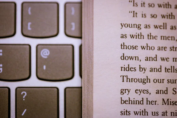 Gros plan du livre anglais classique sur clavier d'ordinateur portable — Photo