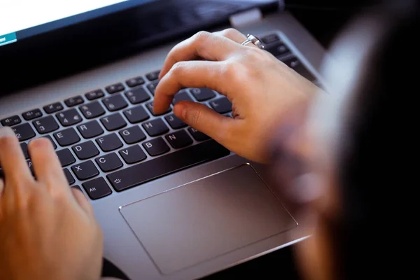 Jonge vrouw gebruikt laptop — Stockfoto