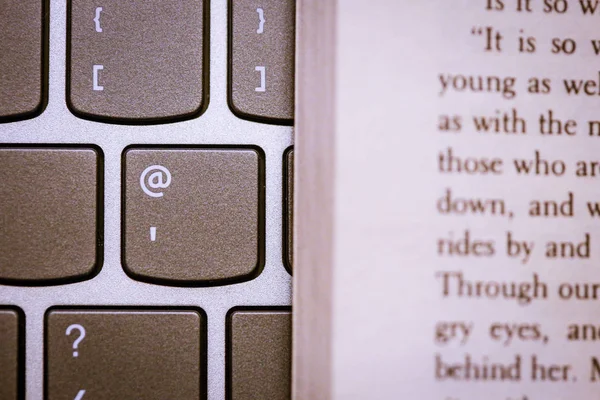 Closeup klasické anglické knihy na klávesnici pro laptop — Stock fotografie