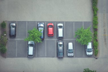 Yukarıdan park edilmiş araçların görüntülemek